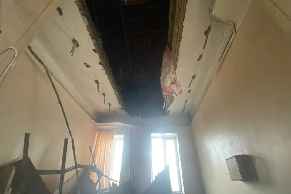 В Новосибирске следователи СК расследуют обрушение потолка в детской больнице. Фото: очевидцы