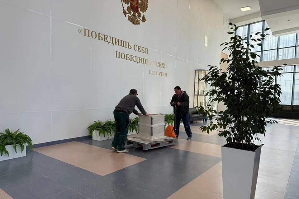 В Мариуполь доставили постамент для бюста адмирала Нахимова. Фото: ТГ/Побратимство Петербурга и Мариуполя
