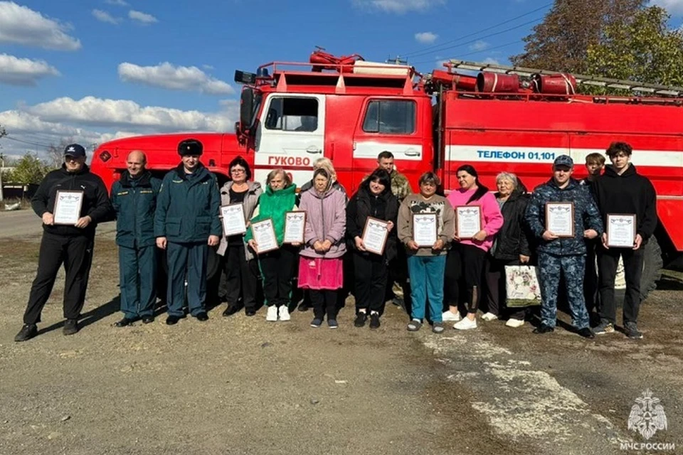 Благодарственные письма вручили участникам тушения ландшафтного пожара. Фото: пресс-служба ГУ МЧС России по Ростовской области