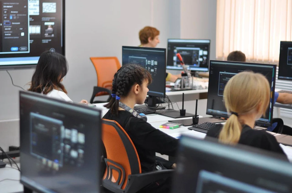 Учащиеся 8-11 классов попробовали себя в самых востребованных профессиях региона. Фото: пресс-служба правительства Новосибирской области