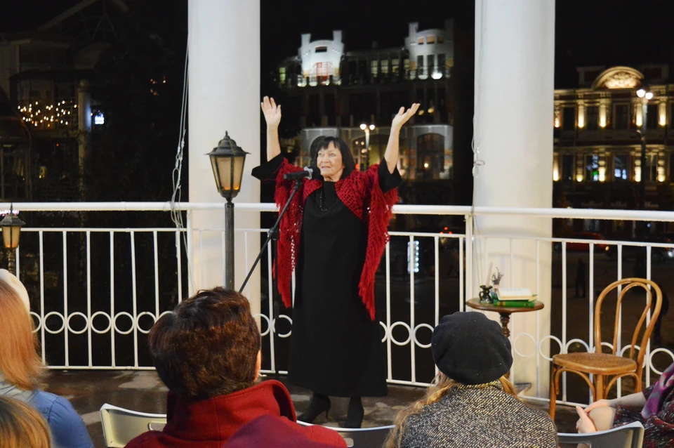 Эмоциональные строки трогали не только собравшихся на театральном балконе, но и людей на улице