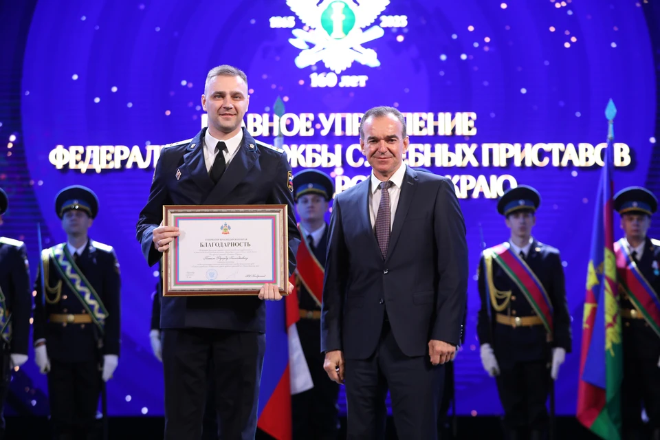 Губернатор поблагодарил сотрудников за честную и добросовестную службу. Фото: пресс-службы администрации Краснодарског края.