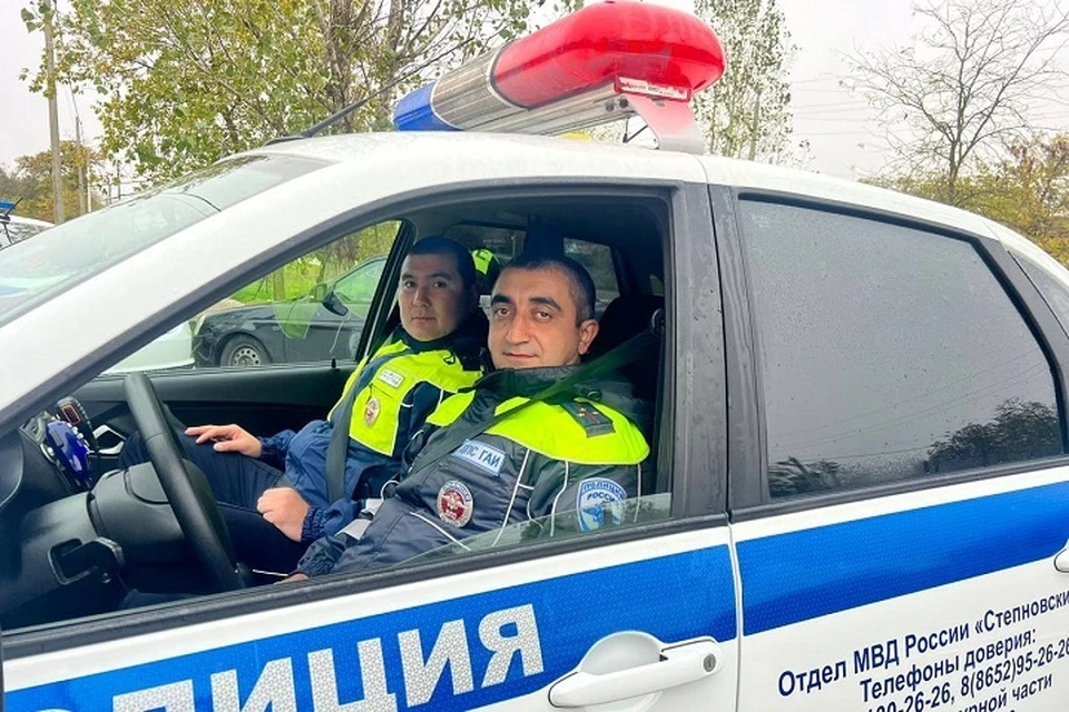 старший лейтенант полиции Артур Казаров и лейтенант полиции Ризван Ибрагимов. Фото: ГАИ СК.