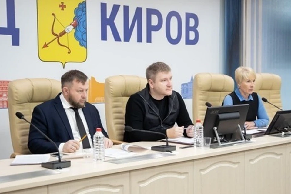 В рамках программы благоустроили дворы, асфальтировали придомовые проезды, обустроили детские и спортивные площадки, установили системы видеонаблюдения и наружного освещения. Фото: администрация города Кирова