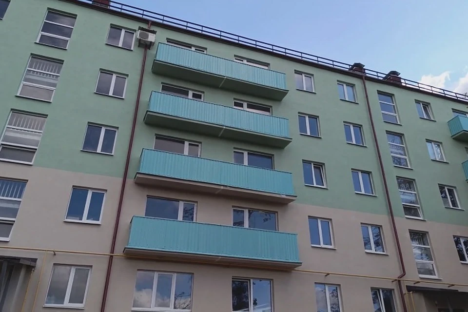 В Приморском районе Мариуполя завершают ремонт пятиэтажки на улице Лавицкого. Фото: t.me/utnkr