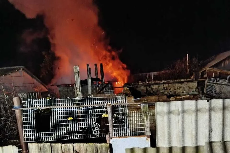 Пожар был полностью ликвидирован на площади 100 квадратных метров. Фото: Департамент ПБ и ГЗ Оренбургской области