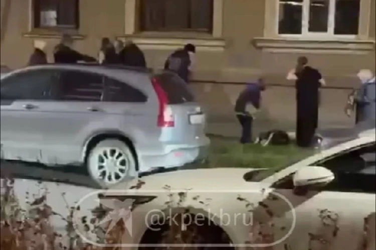 «Пережил две клинические смерти»: жена - о состоянии мужчины, в которого 4 раза выстрелил таксист