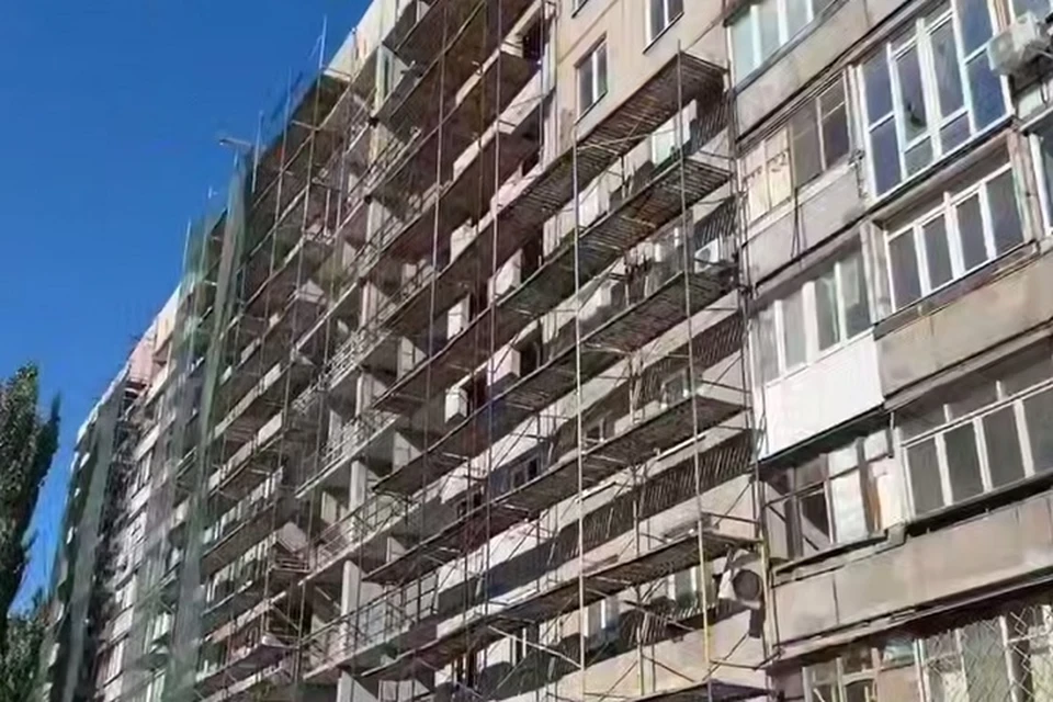 Петербургские строители восстанавливают дом на проспекте Ленина в Мариуполе. Фото: ТГ/Побратимство Петербурга и Мариуполя