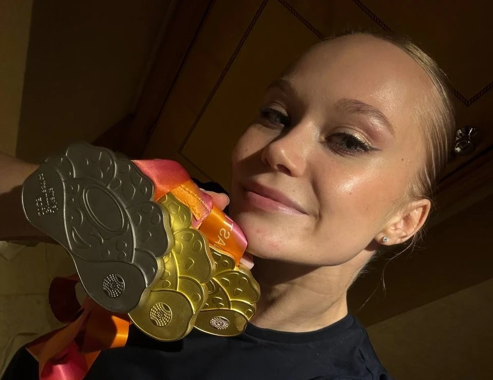 Ангелина Мельникова с тремя медалями чемпионата мира-2025. Фото из соцсетей спортсменки.