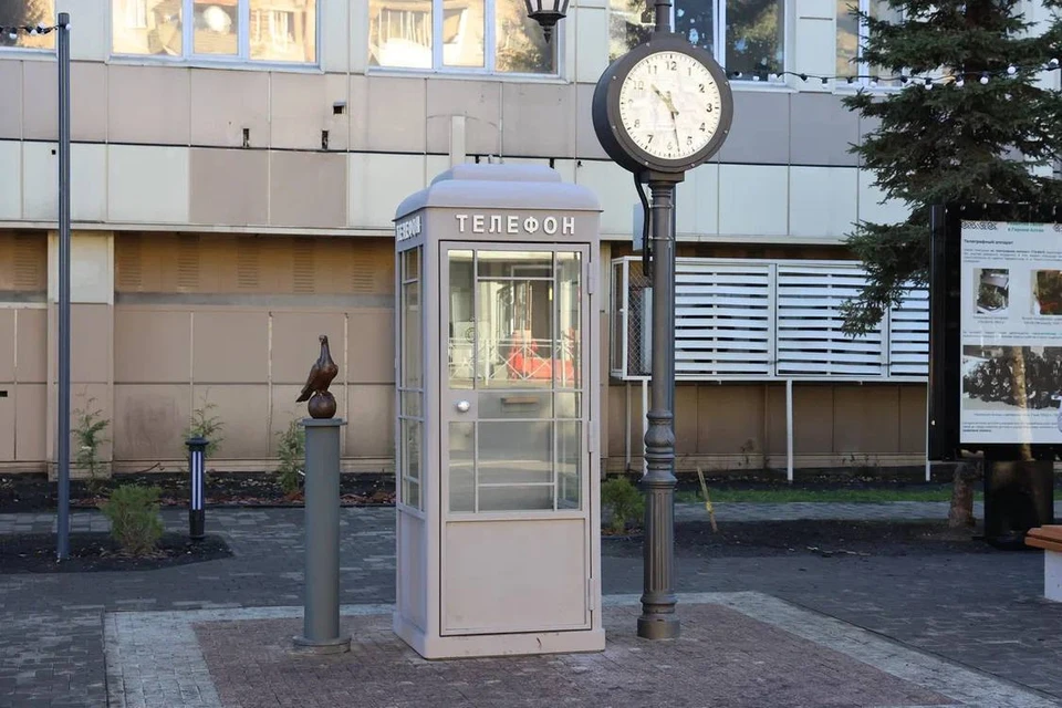 Главным украшением сквера стала телефонная будка. Фото: телеграм-канала Андрея Турчака