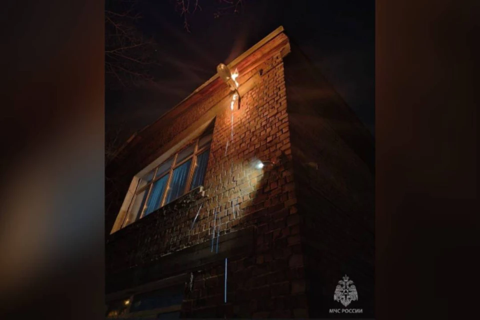 В Иркутске на здании детского сада загорелся фонарь.