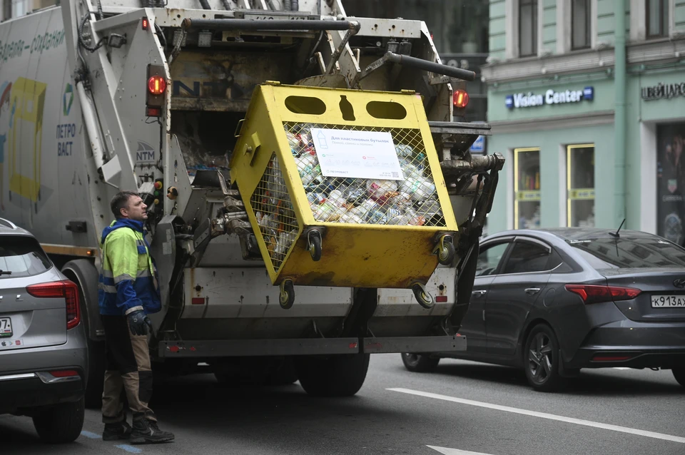 В Тюмени бабульки заинтересовались профессией водителя мусоровоза и сами сели за руль