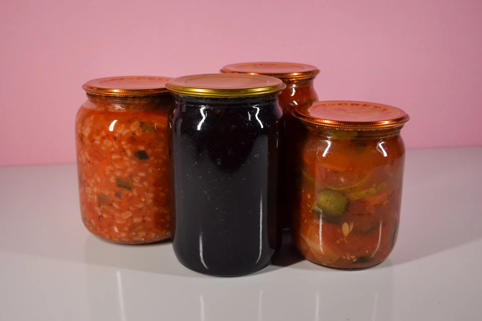 Новосибирский Роспотребнадзор предупредил об опасности домашних консервов.
