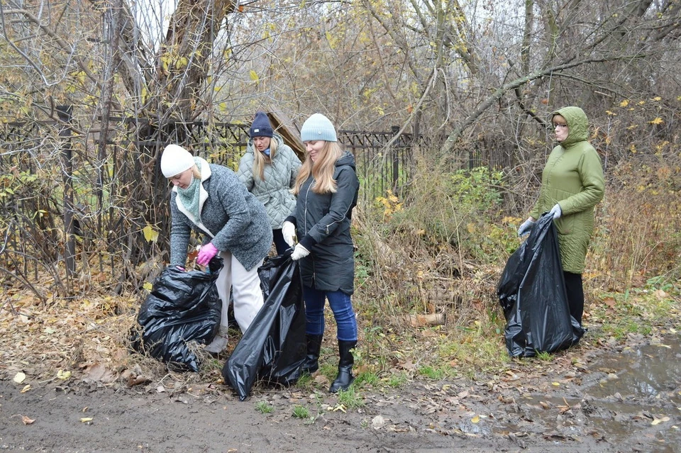 В субботнике приняли участие сотрудники рязанских предприятий, организаций, представители администрации, учащиеся общеобразовательных школ. Фото: Администрация города Рязани.