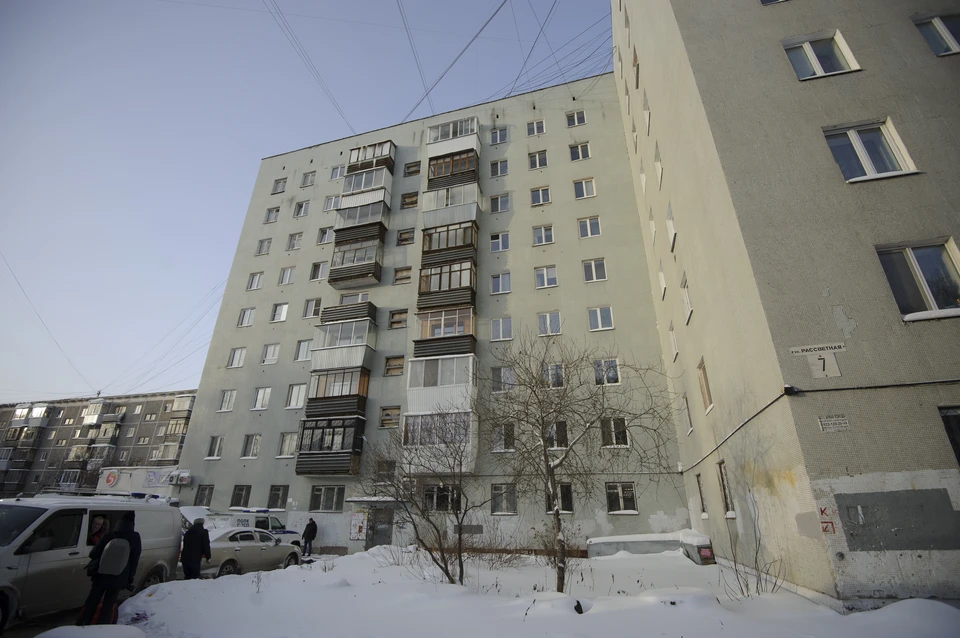 Под окнами многоэтажки нашли тело мужчины.