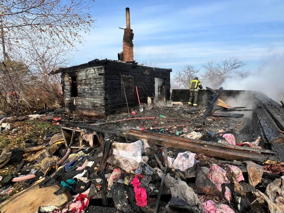 Пожар произошел сегодня утром в частном доме в селе Булыга-Фадеево. Фото: МЧС Приморского края