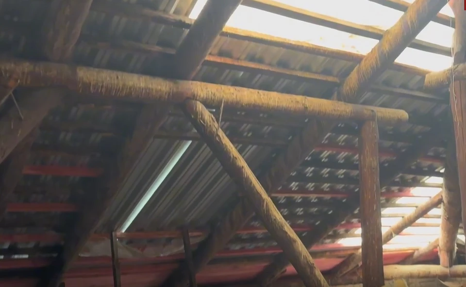 Во время дождей вода попала сквозь разобранную крышу в квартиры на верхнем этаже / Фото: vk.com/nf_63