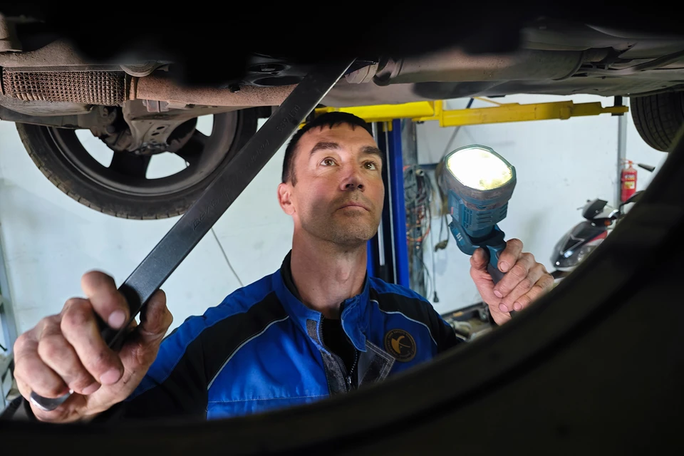 - Если что-то вдруг сломалось, ехать в сервис вам не нужно! Можно все чинить с друзьями в гараже и под пивко.