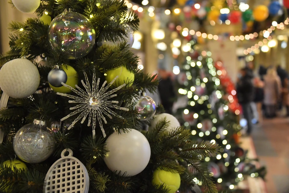 Напомним, в прошлом году впервые установили елку с новым световым оформлением