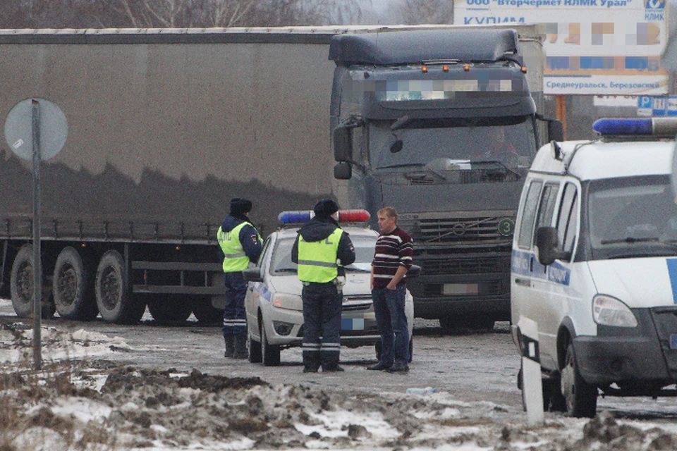 На участке возле поселка Камышет ограничили движение в обоих направлениях
