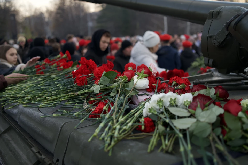 Возле танка, который завод подарил Копейску, появился стихийный мемориал по погибшим при взрыве
