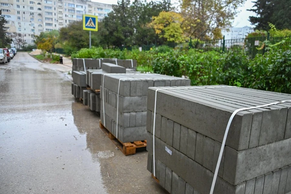 На проспекте Октябрьской Революции благоустраивают пешеходные дорожки. Фото: sev.gov.ru
