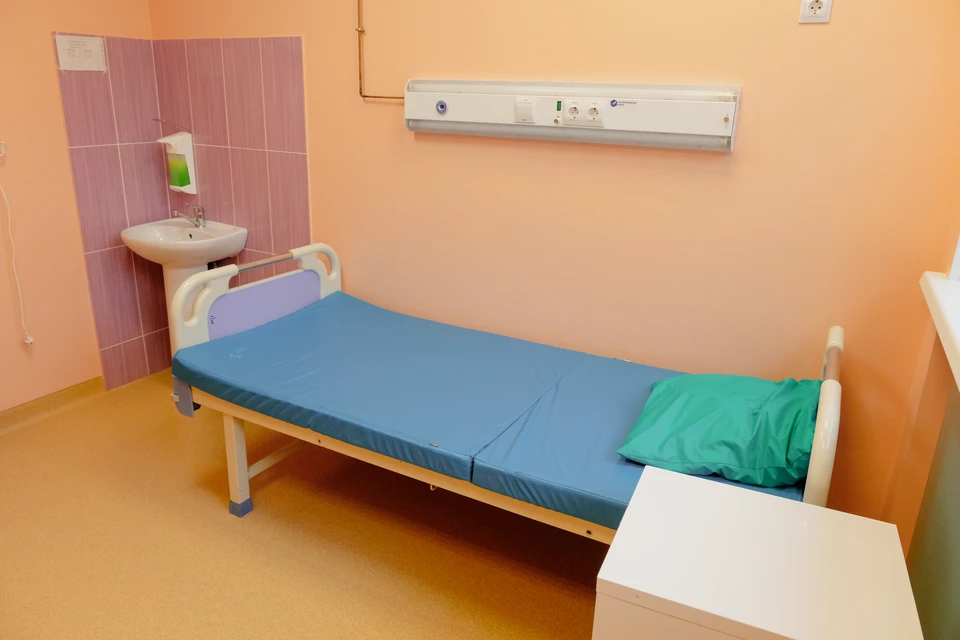 Несколько взрослых пока остаются в медучреждении.