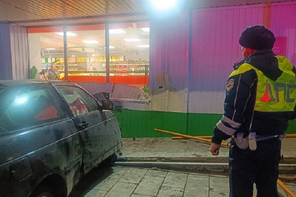 В Ревде легковушка влетела в магазин и задавила трех школьниц. Фото: Госавтоинспекция Свердловской области