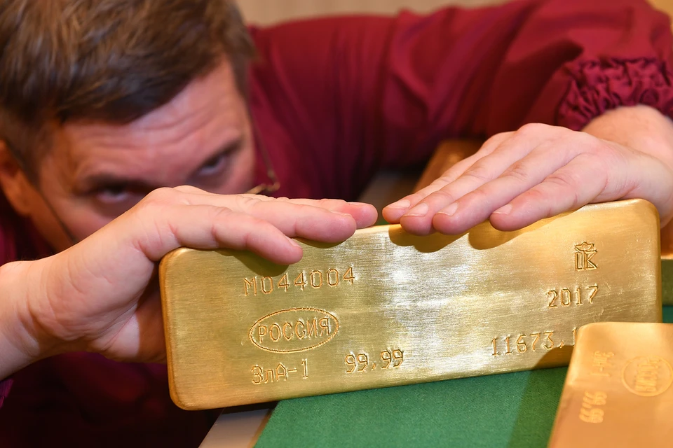 Золото можно хранить и в «обезличенном» виде, и в слитках. Но очень осторожно: малейшая царапина - и цена драматически падает.