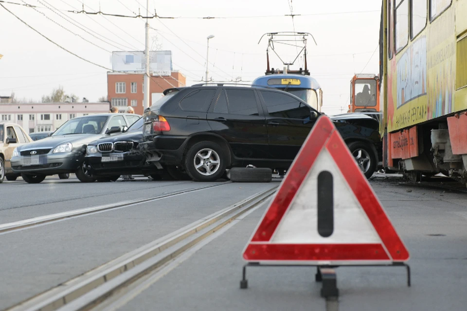 В Иркутске на перекрестке Тимирязева и Грязнова трамвай столкнулся с иномаркой