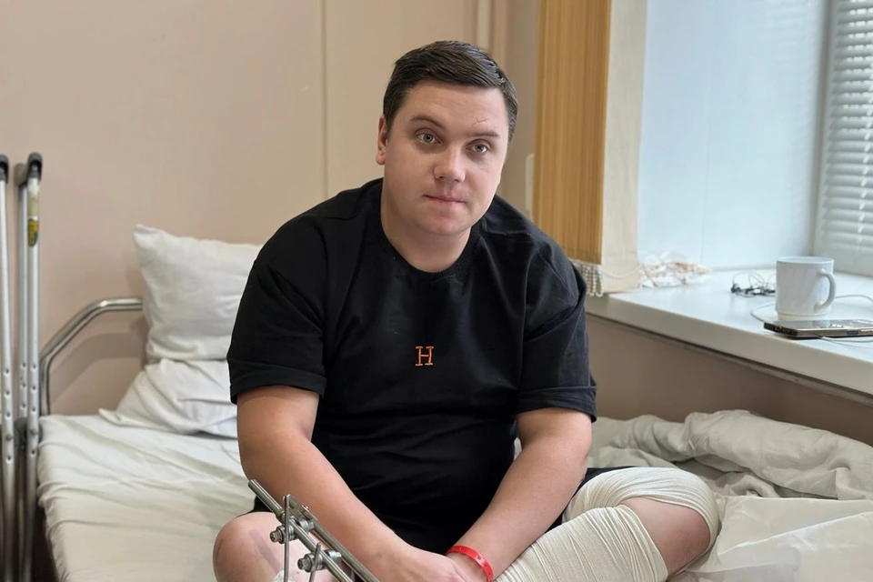 Кирилл сильно пострадал во время работы в огороде.