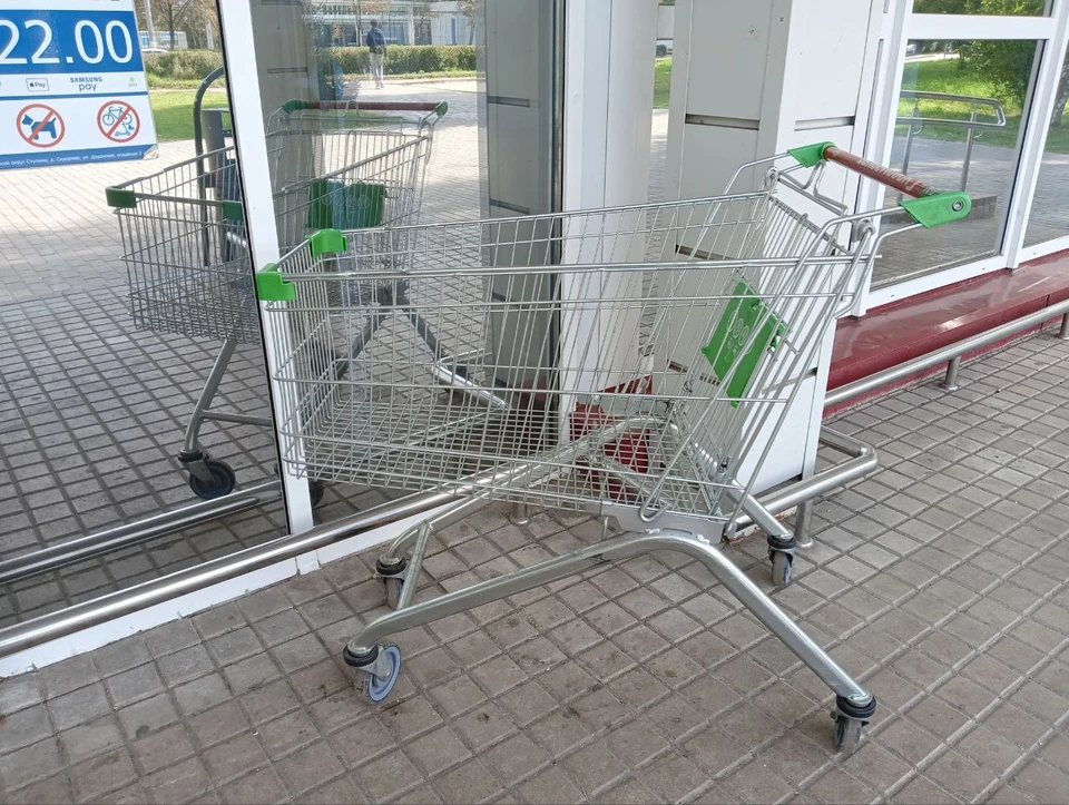 Барсетку в тележке забыл 69-летний мужчина.