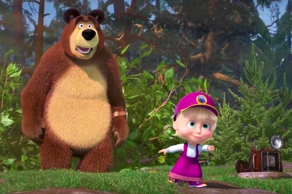 Образ девочки, которая живёт наедине с медведем, может навредить пониманию семьи со стороны детей, считает политолог Вадим Попов. Фото: кадр из мультфильма «Маша и Медведь».