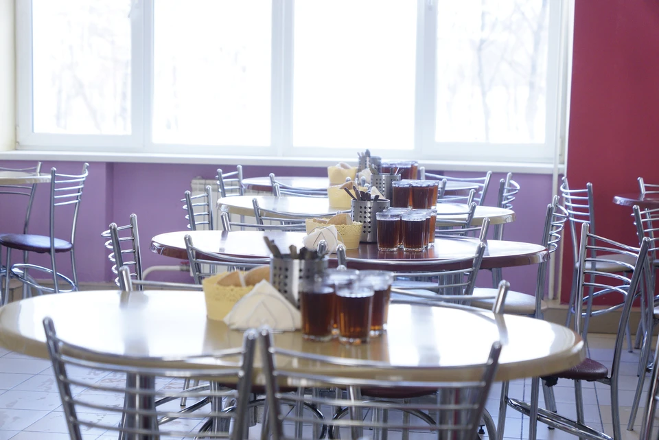 В одной из донских школ в столовой подавали детям питание на столы с табличками "Малоимущие" и "СВО".