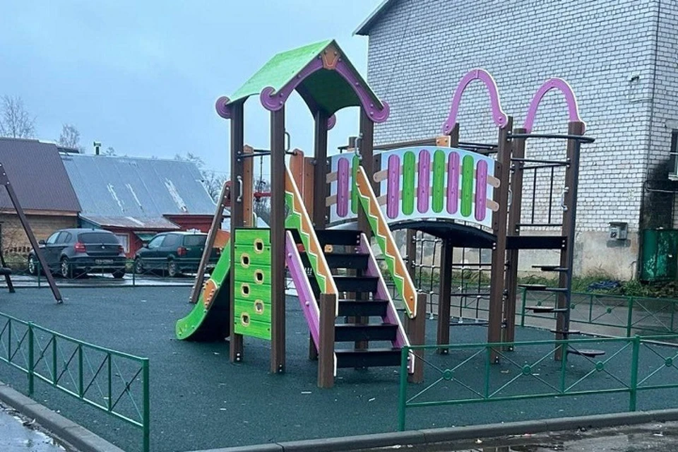 Детскую площадку все же построили.