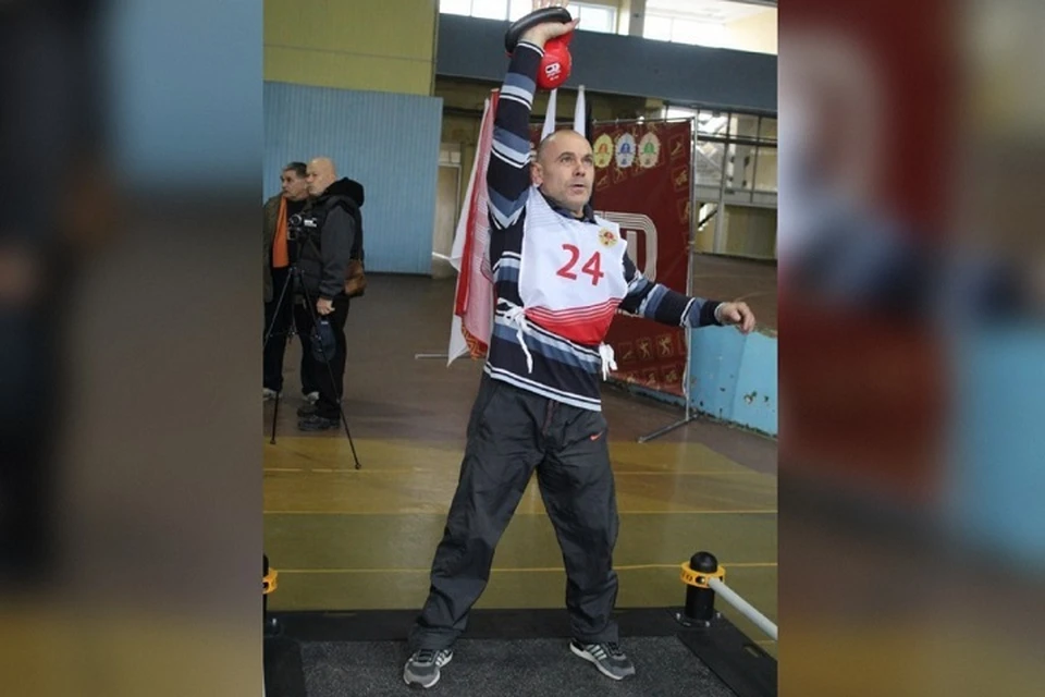 Эдуард Хохотва установил рекорд ДНР по рывку гири на сдаче нормативов ГТО. Фото: ТГ/Ширшов