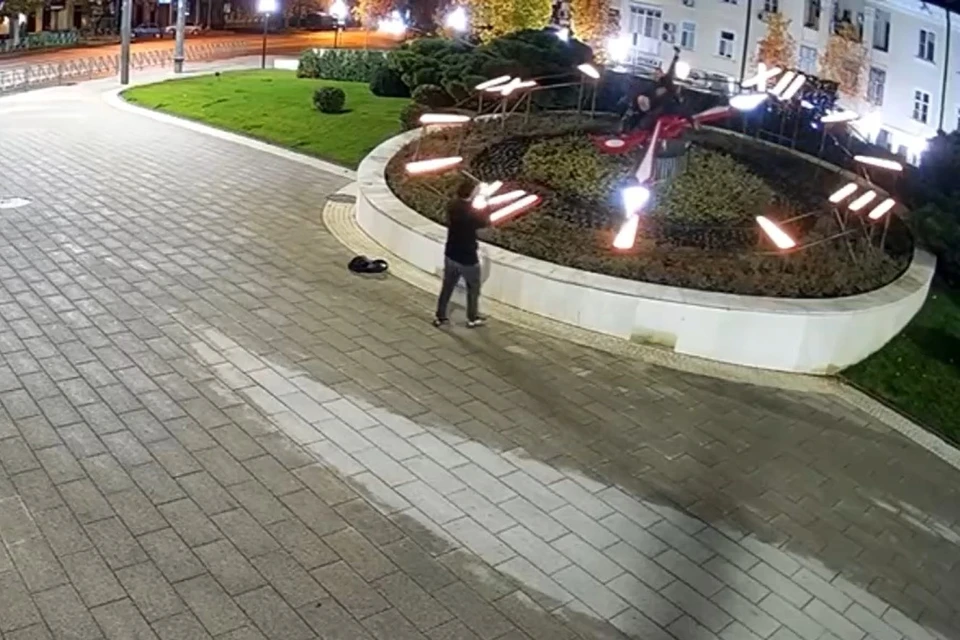 В Краснодаре трое мужчин сломали цветочные часы на Красной Фото: кадр из видео