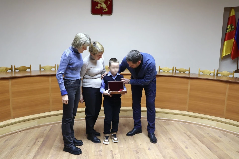Глава округа вручил награды семьям погибших. Фото: VK/Роман Крылов