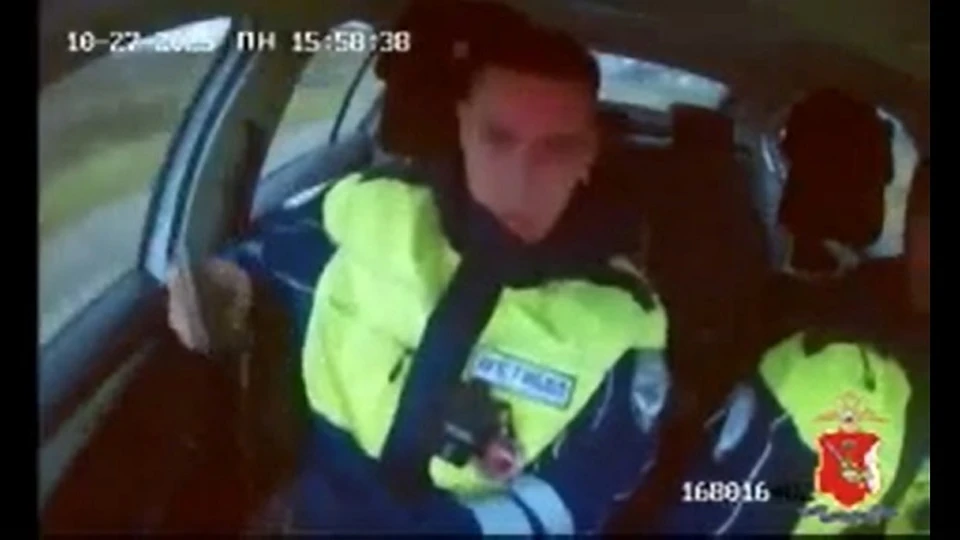 Стоп-кадр видеозаписи в салоне автомобилЯ ДПС.