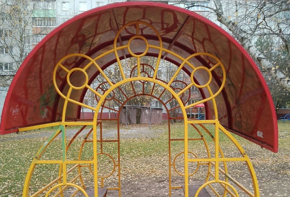 Калужанка пожаловалась на опасную детскую площадку во дворе.