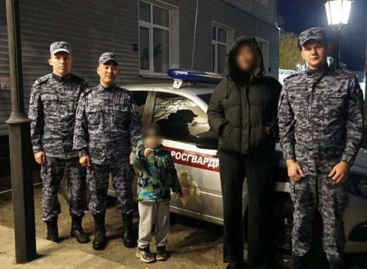 Малыш остался в одиночестве в незнакомом районе: в Оренбурге потерявшегося мальчика вернули домой росгвардейцы