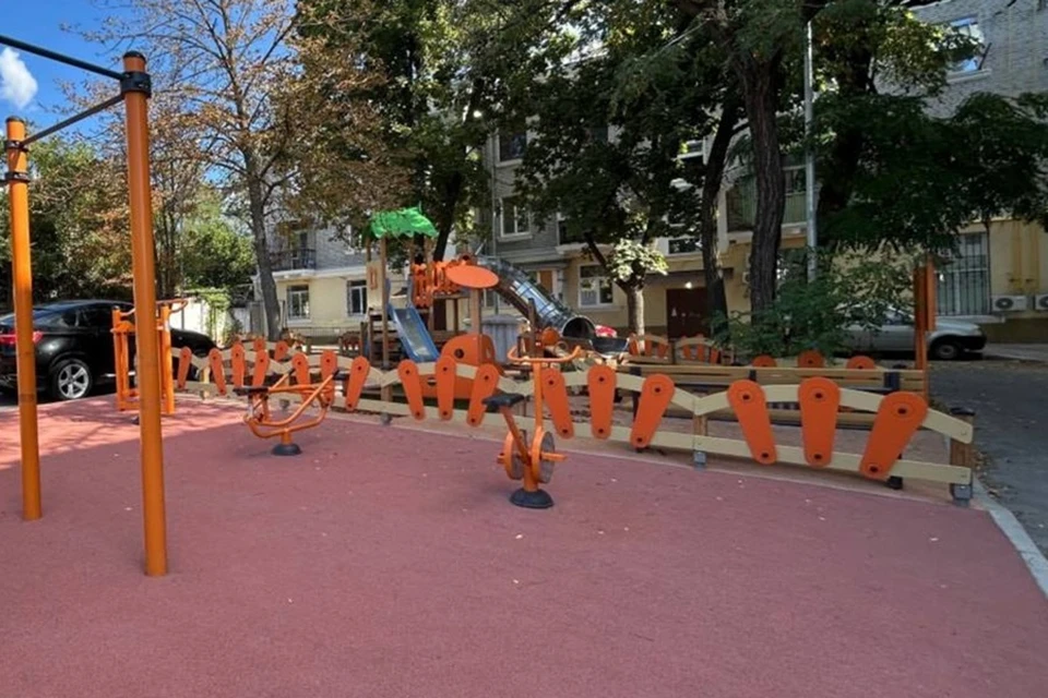 Во дворе на улице Апатова в Мариуполе завершили благоустройство территории. Фото: РКС-НР