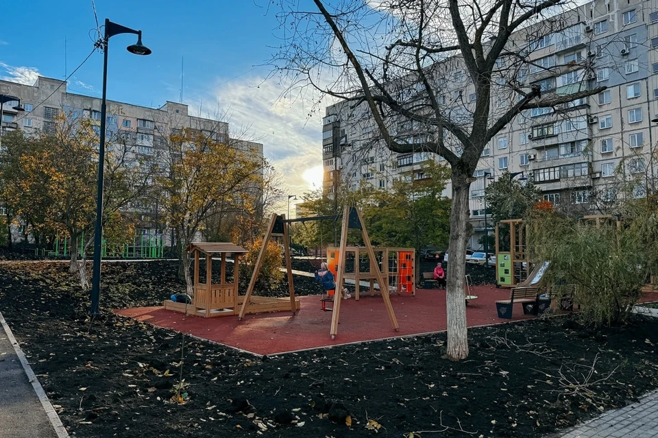 Во дворах домов уже подготовили почву для будущих газонов. Фото: t.me/goroda_pobratimy