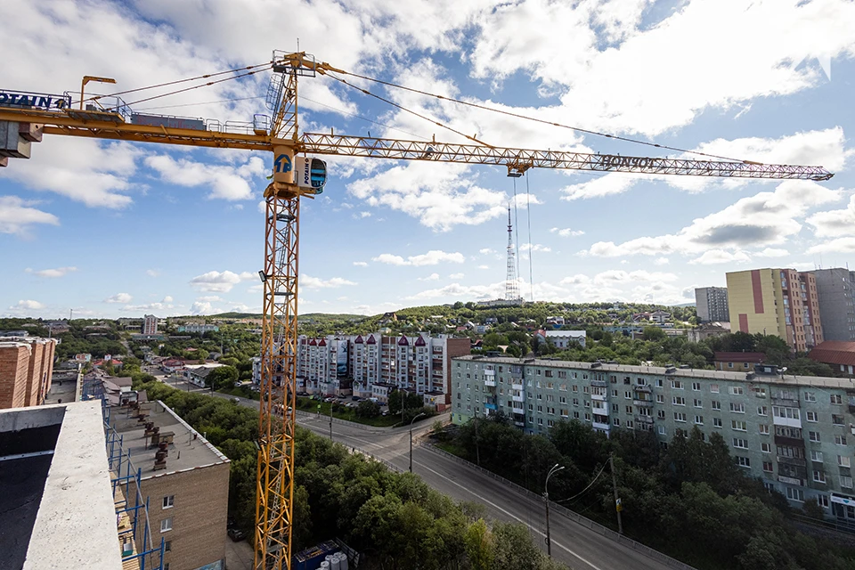 По плану, до конца 2026 года здесь должны были появиться более 30 современных домов и вся необходимая инфраструктура.