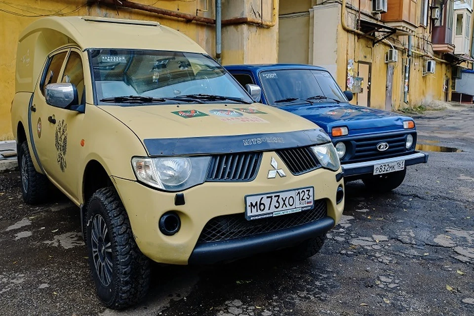 В ДНР российским бойцам передали броневик и вездеход с гумпомощью. Фото: ЕР ДНР