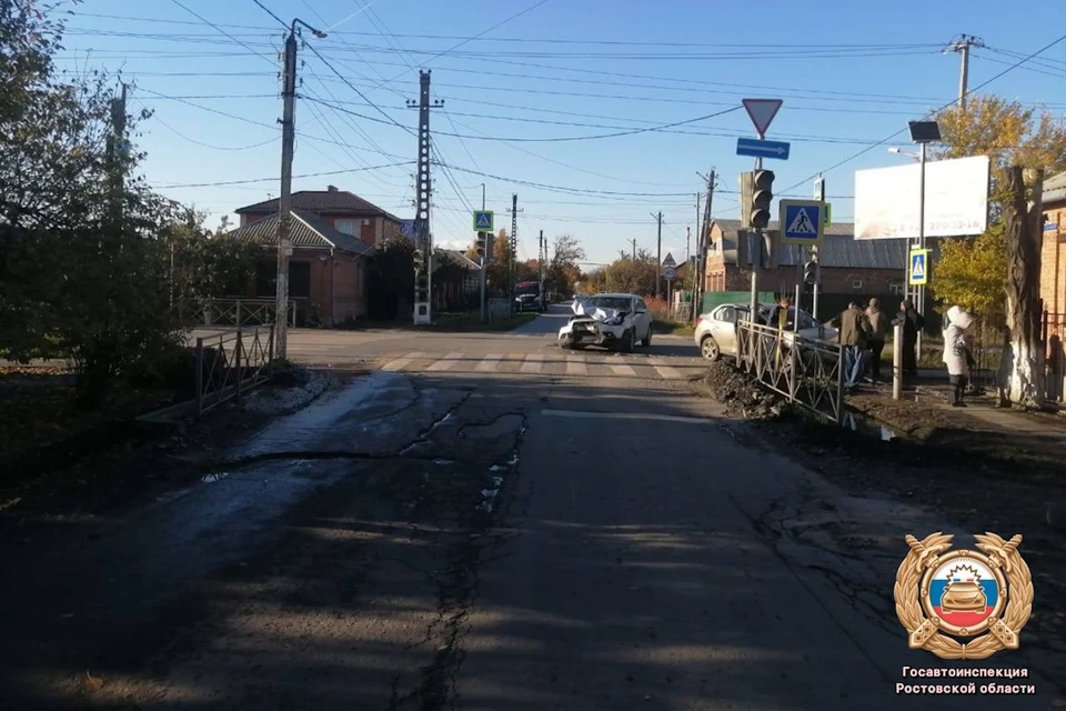 Два пенсионера на иномарках столкнулись в Батайске, пострадала молодая пассажирка. Фото: УГАИ по Ростовской области