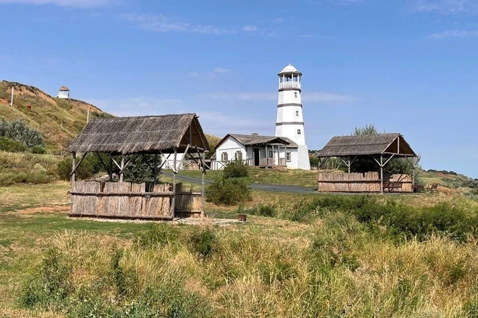 Киношный маяк стал местной достопримечательностью.