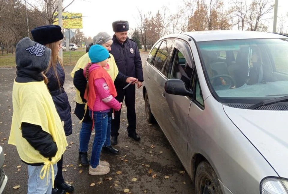 Юные участники акции вместе с наставниками раздавали водителям листовки. Фото: https://t.me/prim_police