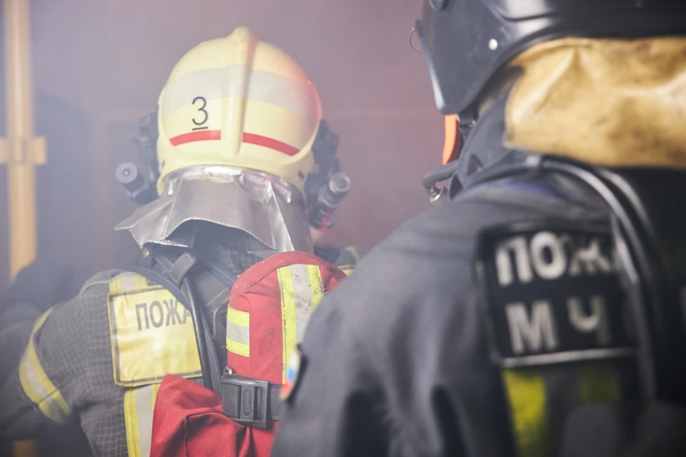 Во время тушения пожара сотрудники МЧС обнаружили тело мужчины.