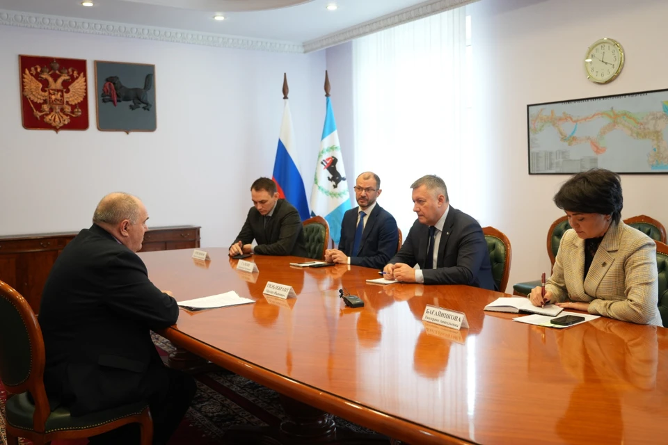 Губернатор Иркутской области обсудил строительство школы в Тулуне с мэром города. Фото: пресс-служба правительства Иркутской области